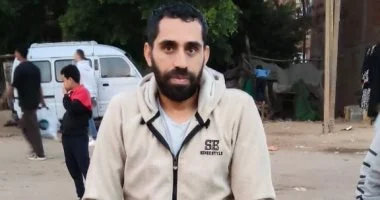 ناخب مصاب يتحدى آلامه ويشارك في انتخابات مجلس النواب بالشرقية مستخدمًا عكازه