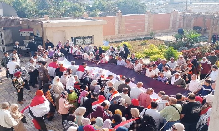 ناخبو الإسكندرية يرفعون علم مصر بطول الساحة أمام اللجان