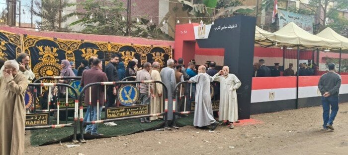 إقبال كثيف للناخبين أمام مدرسة طنان الثانوية بالقليوبية للتصويت في انتخابات النواب