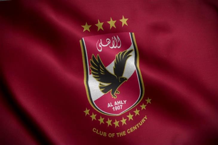 نجم الأهلي المصري يرد