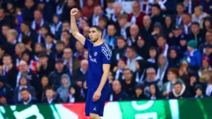 نجم بايرن ميونخ يقدم اعتذاره لأشرف حكيمي بعد إصابته الخطيرة