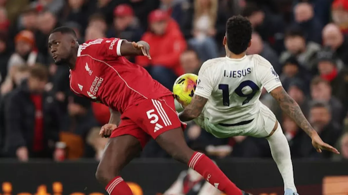 نجم ليفربول يغادر الملعب ضاحكا بعد خسارة مفاجئة لنوتنجهام