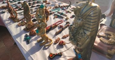 نحات يحول نواة البلح لمجسمات فرعونية مدهشة بأسلوب فريد (صور)