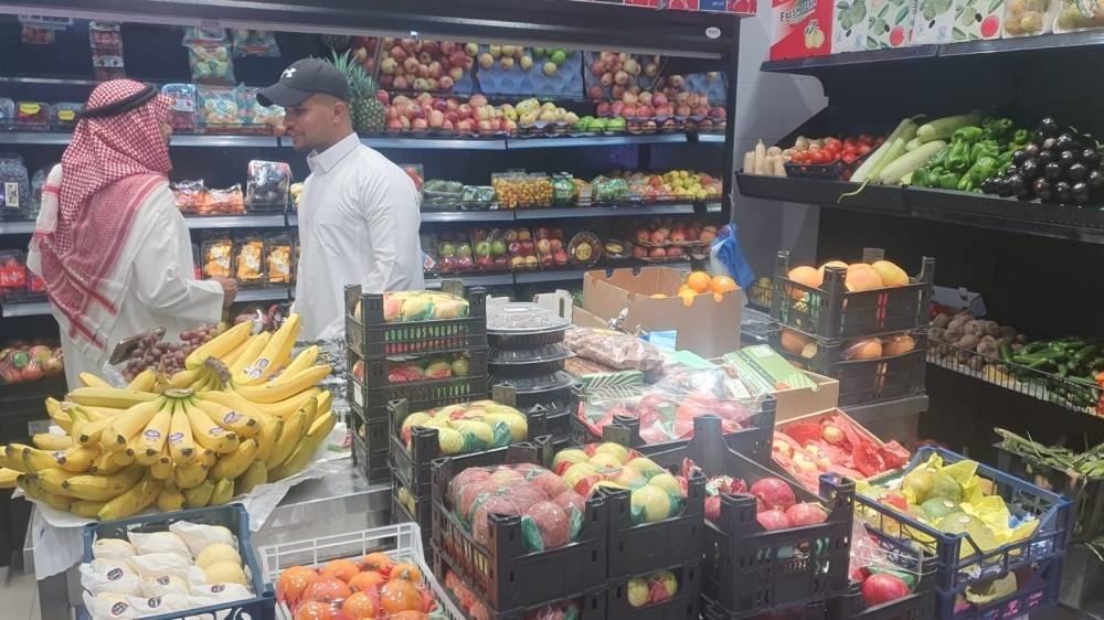 <p><strong>نقاط بيع مبتكرة: نحو توطين مهنة الزراعة وتعزيز الأمن الغذائي المحلي</strong></p>