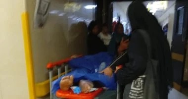 نقل ضحايا حادث تصادم ميكروباص وتريلا إلى مستشفى إسنا بالصحراء الغربي.