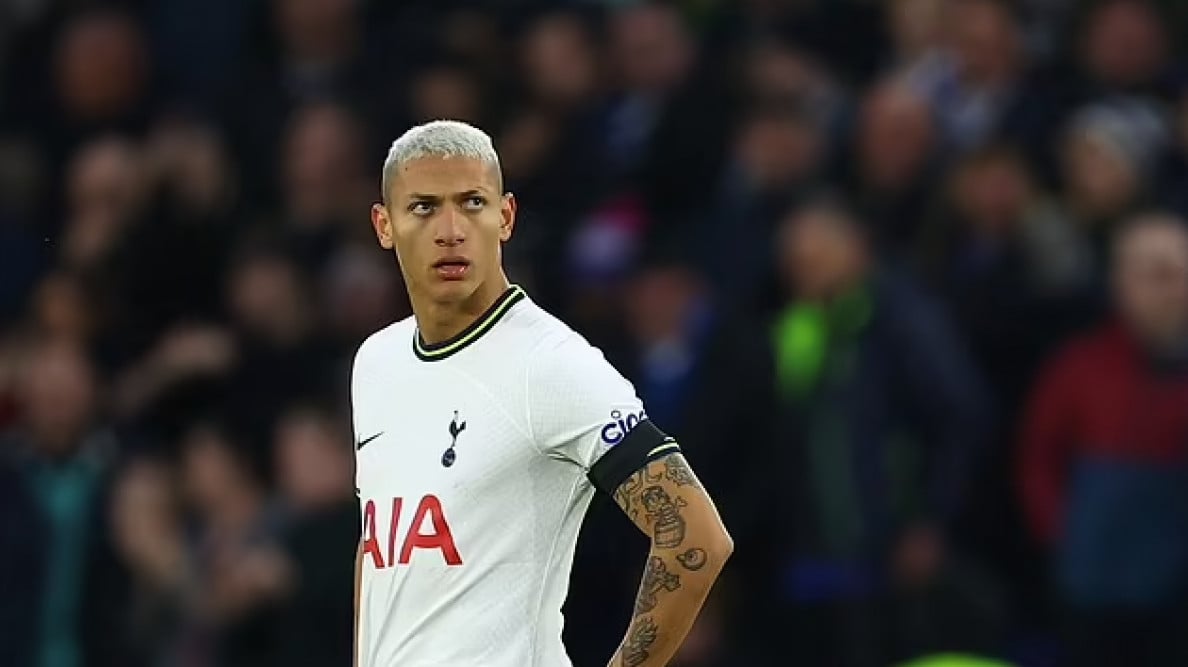 هدف ريتشارلسون الخرافي ينافس على جائزة بوشكاش بكل قوة وإبداع