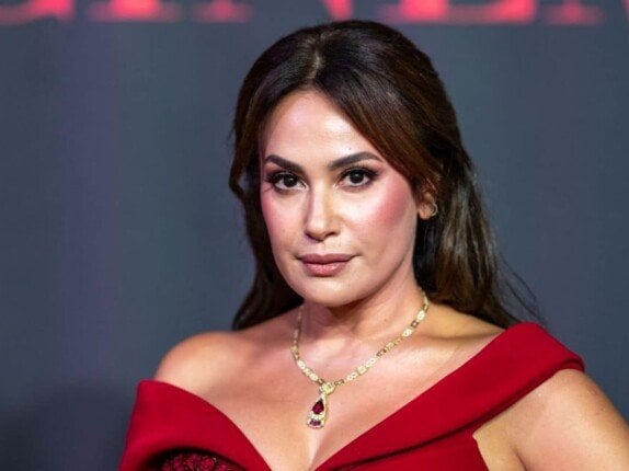 هند صبري تحتفل بعيد ميلادها أمام الكعبة بهذه الطريقة