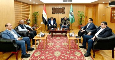 وزير الإسكان ومحافظ الفيوم يراجعان تنفيذ مشروعات حياة كريمة.