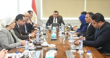 وزير الإسكان يتابع الاشتراطات والضوابط والمعايير الخاصة بالإعلانات على الطرق