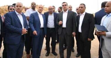 وزير الإسكان يتفقد الطرق ومشروع للإسكان المتوسط بمدينة حدائق أكتوبر