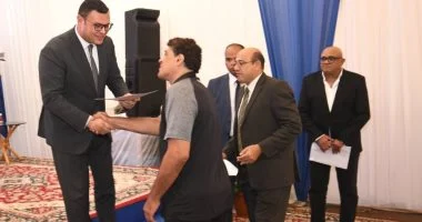 وزير الإسكان يُسلم عددا من عقود وحدات "سكن لكل المصريين" بالإعلان الرابع عشر