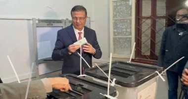 وزير الزراعة يُصوت في انتخابات مجلس النواب بمدرسة بالإسكندرية
