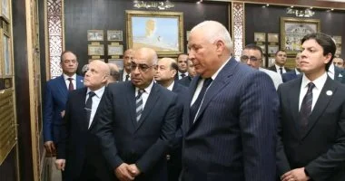 وزير العدل والزملوط يتفقدان مجمع الخدمات الذكية بالوادي الجديد