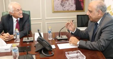 وزير الكهرباء  يبحث مع رئيس "كوبولوزيس اليونانية " مستجدات مشروع الربط الكهربائي