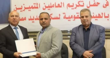 وزير النقل يكرم خفير المزلقان بصبيح الشرقية لإنقاذ حياة مسن