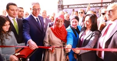 وزيرة التضامن تكلف عاملة بمصنع غزل الفيوم لافتتاح مجمع الوحدات