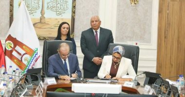 وزيرة التضامن ومحافظ الوادي الجديد يحضران توقيع عقد لتمليك أرض وقف النخيل