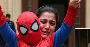 وصول المتهم والطفل ياسين لمحكمة جنايات دمنهور لاستكمال جلسات المحاكمة.